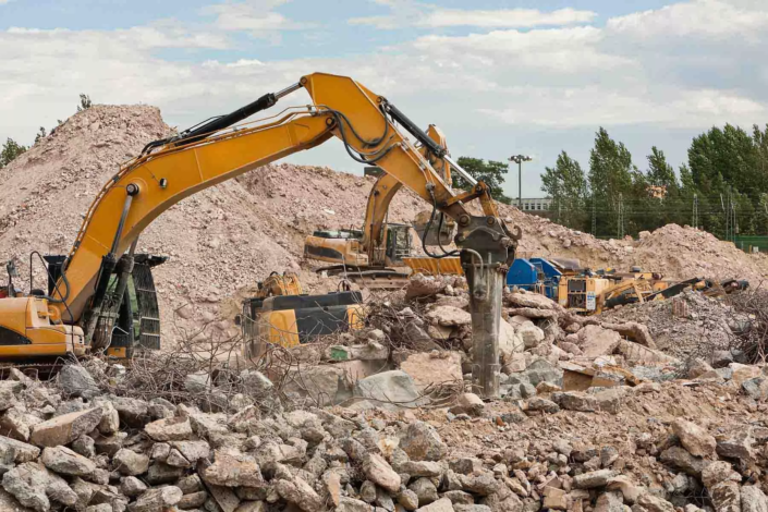 Zerkleinerung von bewehrtem Beton im Bauschuttrecycling-Prozess