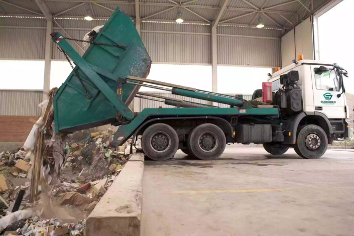 LKW der Schröder GmbH beim Abladen von Baumischabfall in einen Bunker eines Müllheizkraftwerks